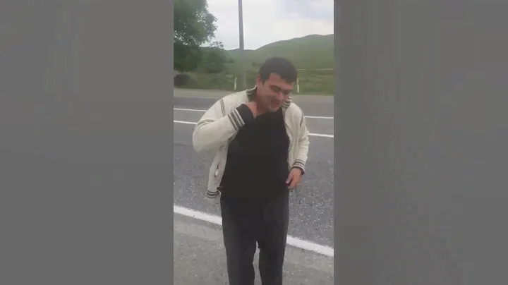 Осетин втащил змею из под майки